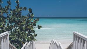 Sulla spiaggia, sabbia bianca, lettini da mare, ombrelloni