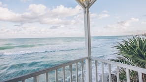 Sulla spiaggia, sabbia bianca, lettini da mare, ombrelloni