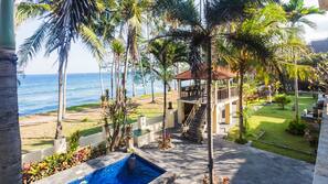 Pantai di sekitar, pasir hitam, dan antar-jemput ke pantai