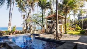 2 kolam renang outdoor, dengan payung kolam renang dan kursi berjemur