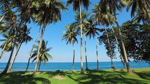 Pantai di sekitar, pasir hitam, dan antar-jemput ke pantai