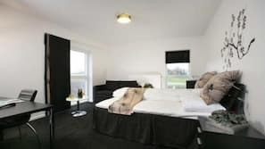 Desk, soundproofing, free cribs/infant beds, free WiFi