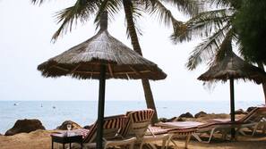 Plage privée, chaises longues, parasols, serviettes de plage