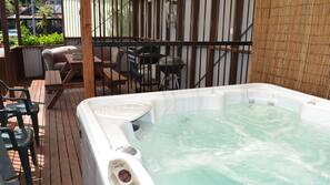 Outdoor spa bath