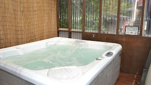 Outdoor spa bath