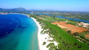 Ubicación cercana a la playa, arena blanca, tumbonas y sombrillas
