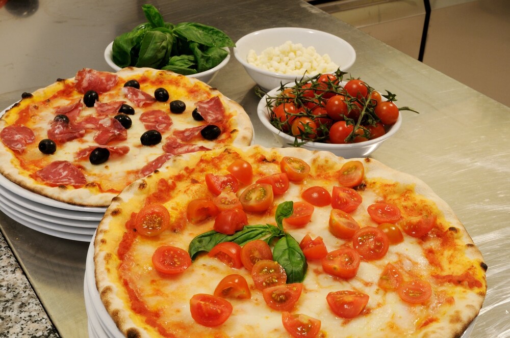 Во сколько открывается пицца. Открытие бизнеса пицца. Пицца калуга. Пицца европейская pizza hut. Красивый фон деревянный пицца.