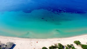 Ubicación cercana a la playa, arena blanca, tumbonas y sombrillas