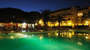 2 piscinas al aire libre, sombrillas, tumbonas