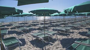 Spiaggia privata, sabbia bianca, lettini da mare, ombrelloni