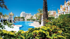 4 indoor pools, 8 outdoor pools, pool umbrellas, pool loungers