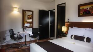 Roupas de cama premium, frigobar, cofres nos quartos, escrivaninha