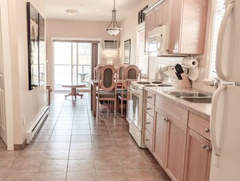 Desert Surfside Waterfront Accommodations Osoyoos C 80 Room Prices Reviews Travelocity