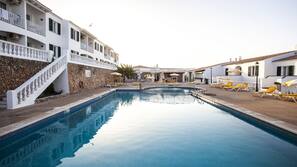 Una piscina al aire libre de temporada