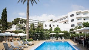 Una piscina al aire libre (de 10:00 a 19:00), sombrillas, tumbonas