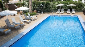Una piscina al aire libre (de 10:00 a 19:00), sombrillas, tumbonas