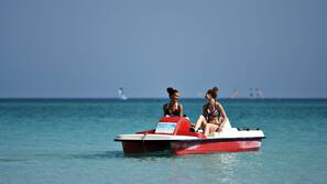 Sulla spiaggia, immersioni subacquee, windsurf, un bar sulla spiaggia