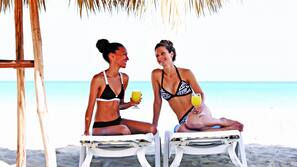 Sulla spiaggia, immersioni subacquee, windsurf, un bar sulla spiaggia