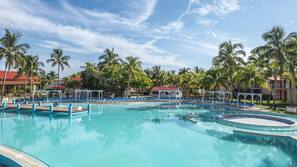 2 piscine all'aperto