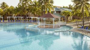 2 piscine all'aperto
