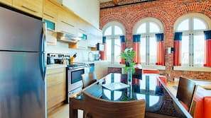 Grand réfrigérateur, micro-ondes, four, fourneau de cuisine