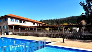 Una piscina al aire libre (de 11:00 a 20:30), sombrillas, tumbonas
