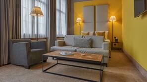 Premium bedding, in-room safe, individually decorated
