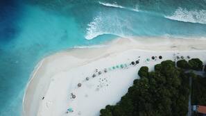 Plage privée, sable blanc, chaises longues, parasols