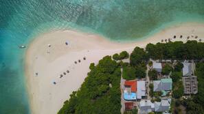 Plage privée, sable blanc, chaises longues, parasols