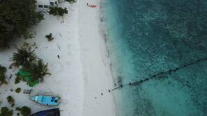 Plage privée, sable blanc, chaises longues, parasols
