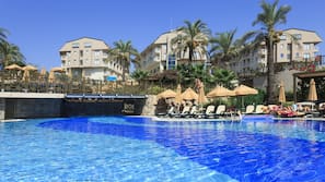 Innenpool, 4 Außenpools, Sonnenschirme, Liegestühle