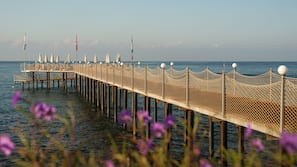 Privatstrand, Liegestühle, Sonnenschirme, Strandtücher