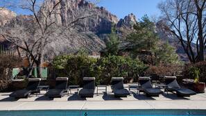 Una piscina al aire libre de temporada (de 8:00 a 22:00), sombrillas