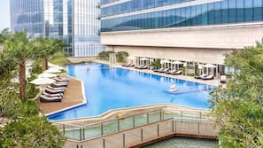 Kolam renang indoor dan kolam renang outdoor musiman