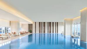 Kolam renang indoor dan kolam renang outdoor musiman