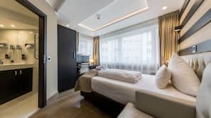 Minibar, Zimmersafe, Schreibtisch, Verdunkelungsvorhänge