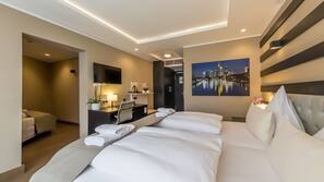Minibar, Zimmersafe, Schreibtisch, Verdunkelungsvorhänge