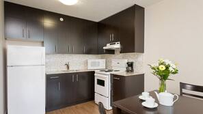 Microondas, horno, placa de cocina y utensilios de cocina