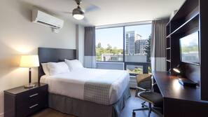 Escritorio, espacio para trabajar con un portátil, cortinas opacas