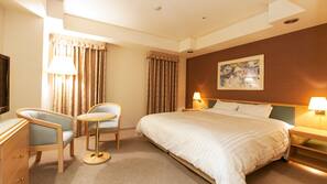 In-room safe, desk, laptop workspace, blackout drapes