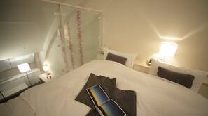 In-room safe, desk, free WiFi