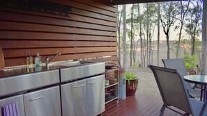 Fridge, hob, dishwasher, coffee/tea maker