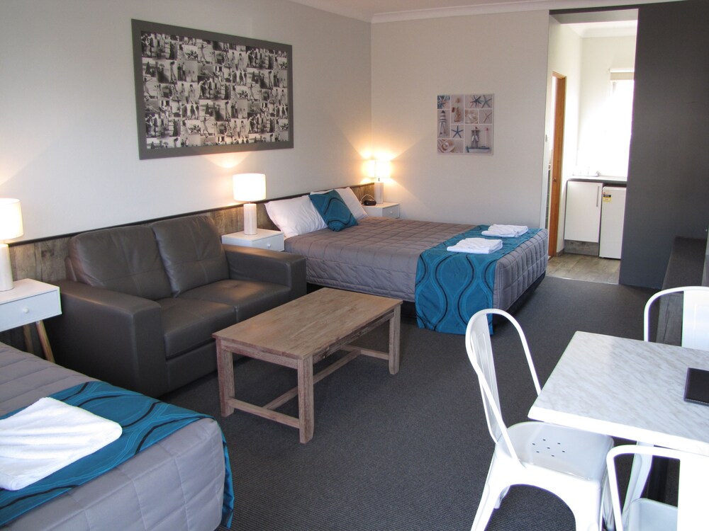 Living area, Top of the Town Motel Narooma