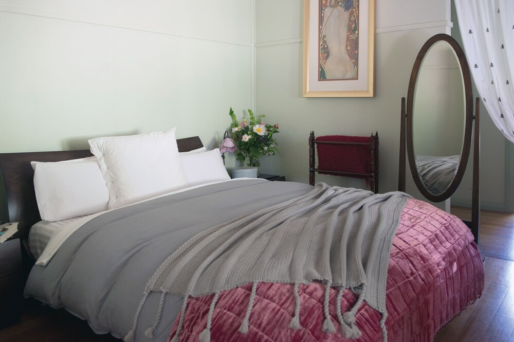 Woolrich Historic Garden Cottage