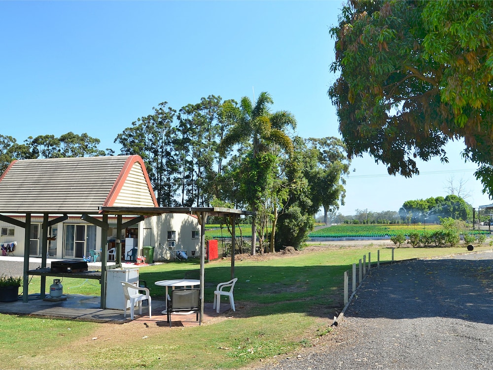 Beerwah Glasshouse Mountains Motel Deals & Reviews (Glass House