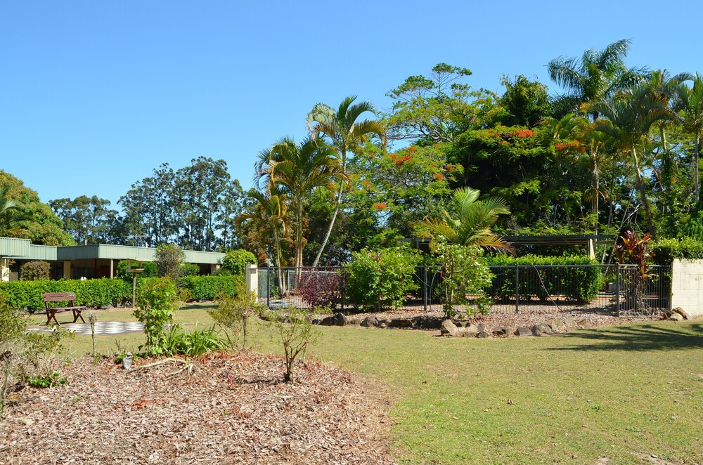 Beerwah Glasshouse Mountains Motel Deals & Reviews (Glass House