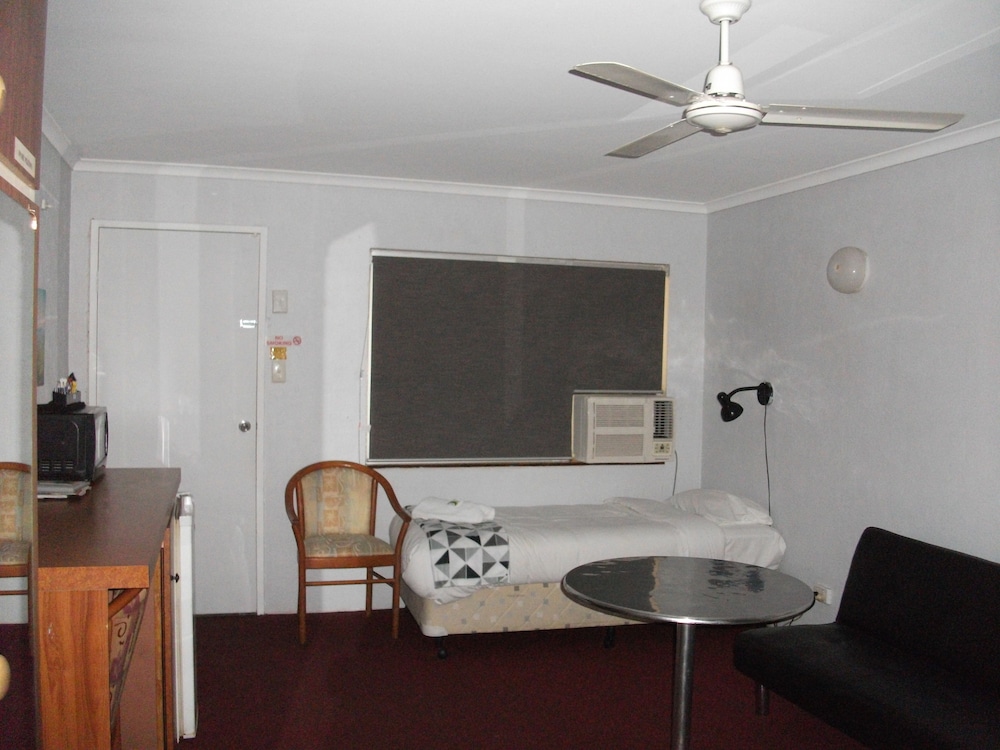 Beerwah Glasshouse Mountains Motel Deals & Reviews (Glass House
