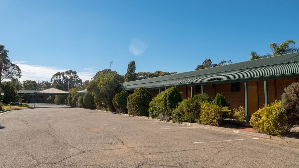 Deniliquin Country Club Motor Inn AU141 Deals & Reviews (Deniliquin