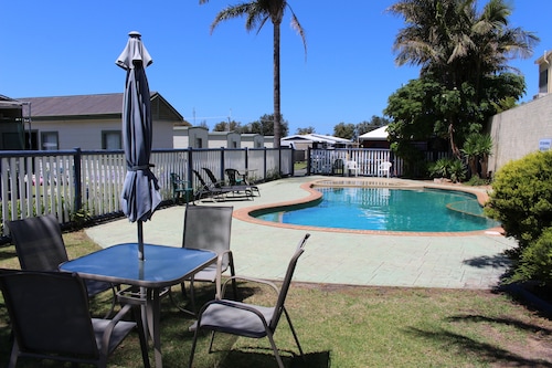 Pet Friendly Accommodation In Lakes Entrance Victoria Wotif Pet Friendly Hotels In Lakes Entrance Golden Terrace Holiday Park