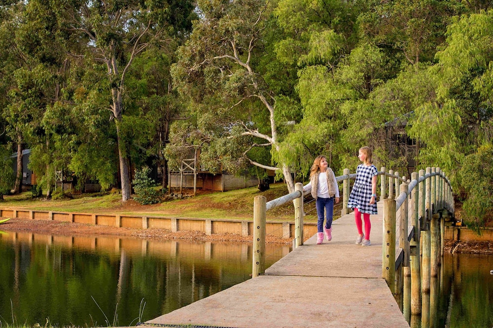 Lake, Evedon Park Bush Retreat